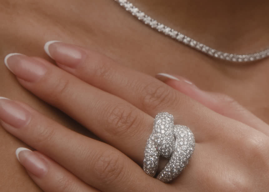 Bågformad statement ring med flera labbodlade diamanter i pavéinfattning Cannes  från VANBRUUN